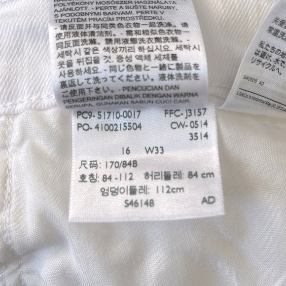 Levi’s White Denim Capris - Picture 6 of 6